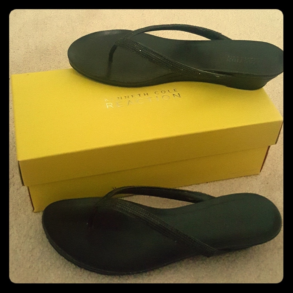 Kenneth Cole flip- flops